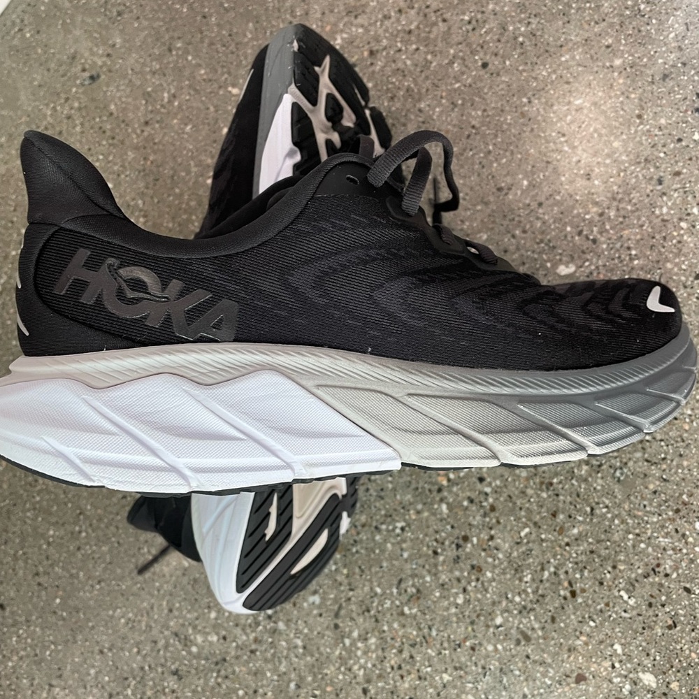 Hoka Arahi size 9. Awesome running shoes!